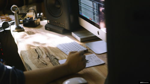 现代商业摄影 苹果电子产品与计算机键盘的视觉艺术